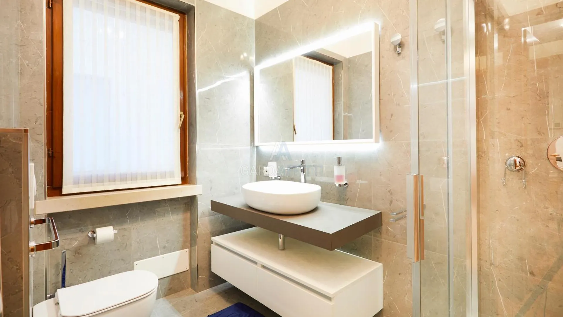 Ambra Apartment - Accesso A Tre Piscine A 200M Dal Lago 데센자노델가르다 0*,  이탈리아
