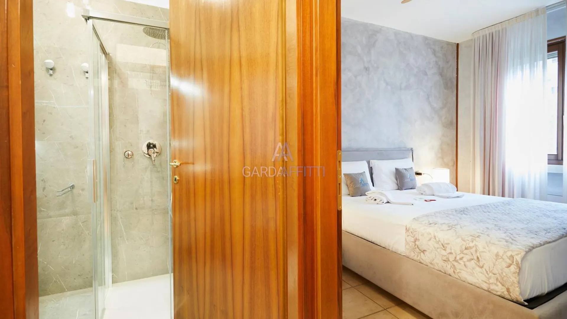Ambra Apartment - Accesso A Tre Piscine A 200M Dal Lago 데센자노델가르다 0*,  이탈리아